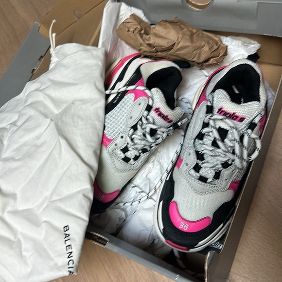 Balenciaga triple S low top chunky sneakers in exce condition worn once - Picture 14 of 14